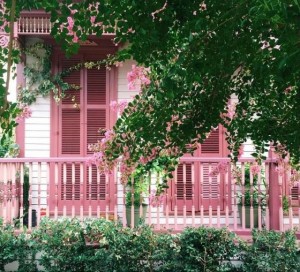 cửa nhà màu hồng